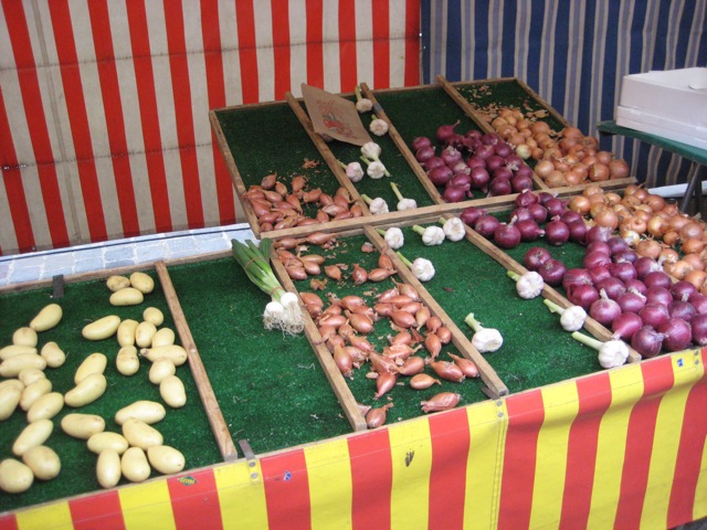 Immer hübsch ordentlich: der Stand von unserem Freund, dem "Pilz-Männchen". (Nicht im Bild: die Pilze) Die Schlange davor verstellt oft schon den Zugang zum Fischhändler nebenan.