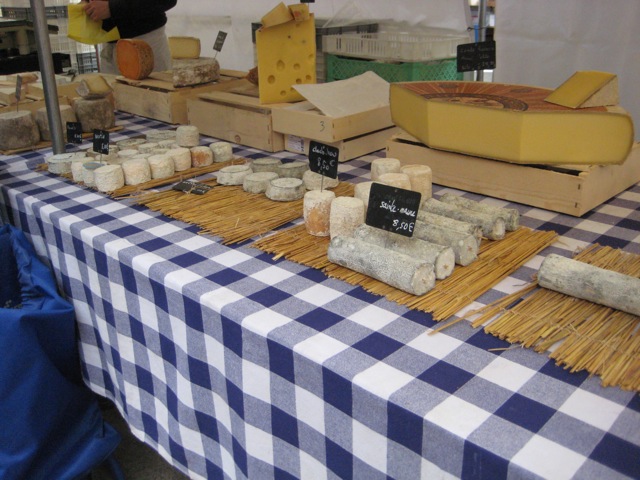 Einer von vier oder fünf Käseständen. Das erste Lächeln vom Verkäufer haben wir uns nach über einem Jahr mit dem Kauf eines 2-Kilo-Mont d'Or erarbeitet.