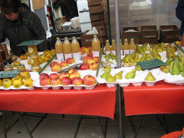 Der Apfel- und Birnen-Spezialstand. Gleich gegenüber wird hoffentlich bald wieder der Tomatenstand auftauchen. Der zwar nichts als Tomaten hat, dafür ungefähr zehn verschiedene Sorten davon. Seither kaufen wir außerhalb der Saison und/oder im Supermarkt nur mehr, wenn uns jemand eine Knarre an den Schädel hält.