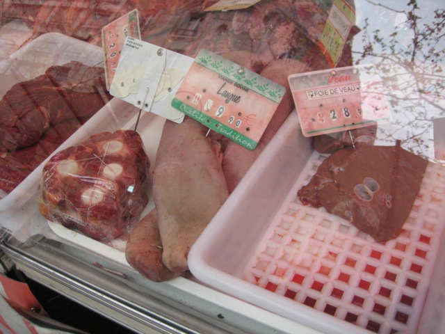 Man muss sich ja nicht selbst auf die Zunge beißen. (Da klingelt die Kalauer-Kasse.)