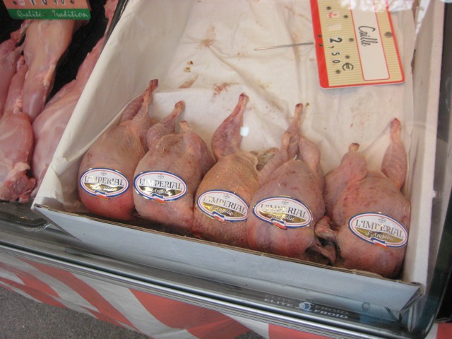 Sind so kleine Wachteln, winz'ge Keulchen dran. (Zugegeben, man kommt sich ein bisschen pervers vor, wenn man diese Vögelchen isst. Aber sie sind so lecker!)