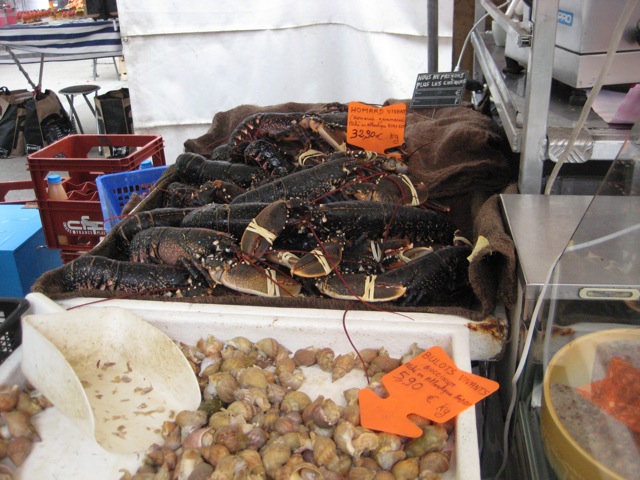 Des Gatten zweitliebster Stand. Dort sollte man immer schauen, wo man hintritt, weil gern einmal die eine oder andere Krabbe versucht, dem Kochtopf zu entkommen. Indem sie sich vom Verkaufstisch in die Tiefe stürzt. Nur falls jemand fragt, wieso es noch nie eine Krabbe bis zur Uni geschafft hat.