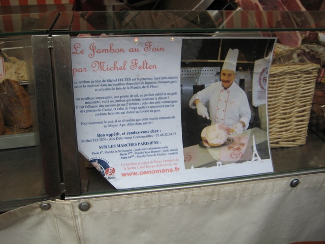 Darf ich vorstellen? Der Schinkenweltmeister. Zumindest nennen wir ihn so, weil er manchmal den Stand mit all seinen Urkunden vollhängt.