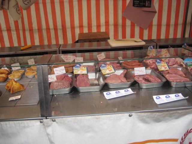 Bei ihm gibt es die wunderbarsten Schweinereien (sagt er selbst über sich!). Zum Beispiel Würste, Quiches und anderes französisches Fastfood. (Und ich kann nicht glauben, dass ich die Oeuf en gelée nicht fotografiert habe!)