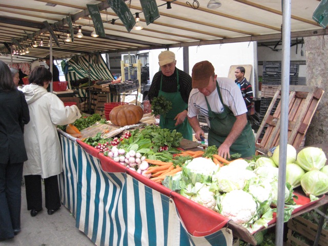 Die Oldies haben das beste Gemüse. Die Chefin (war gerade nicht da) schmettert gern zwischendurch - wenn sie nicht gerade mit ihren Kunden Schmäh führt - ein kleines Chanson.